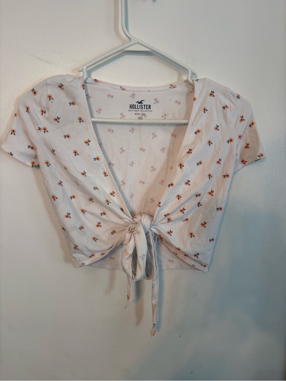 Hollister White Floral Tie-Front Crop Top
